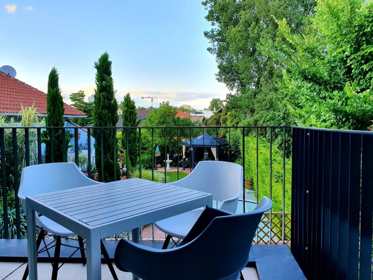 Near Lake Fully Furnished Beautiful Apartment Bécs Kültér fotó