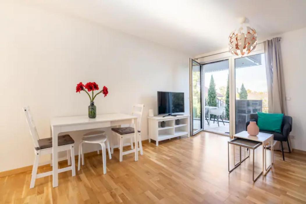 Near Lake Fully Furnished Beautiful Apartment Bécs Kültér fotó