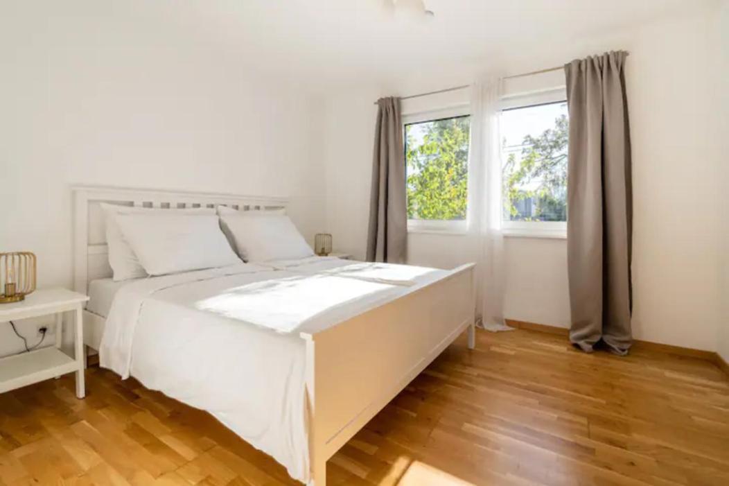 Near Lake Fully Furnished Beautiful Apartment Bécs Kültér fotó