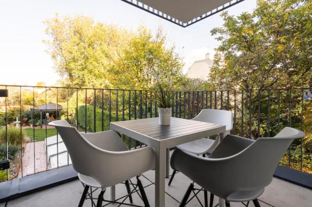 Near Lake Fully Furnished Beautiful Apartment Bécs Kültér fotó