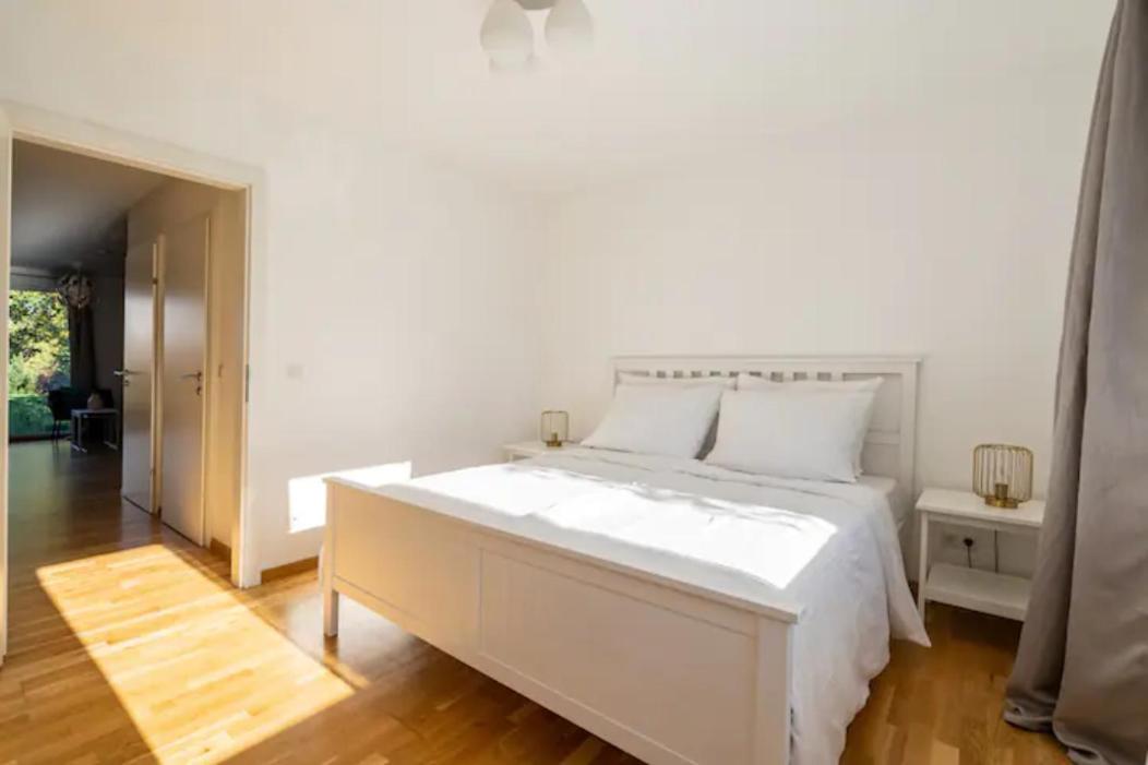 Near Lake Fully Furnished Beautiful Apartment Bécs Kültér fotó