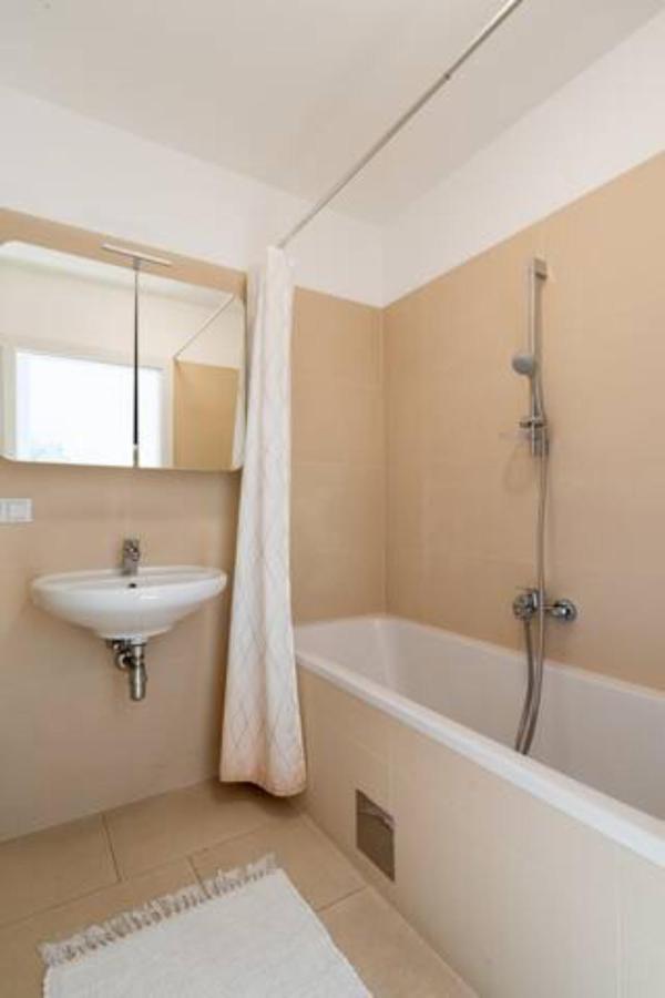 Near Lake Fully Furnished Beautiful Apartment Bécs Kültér fotó
